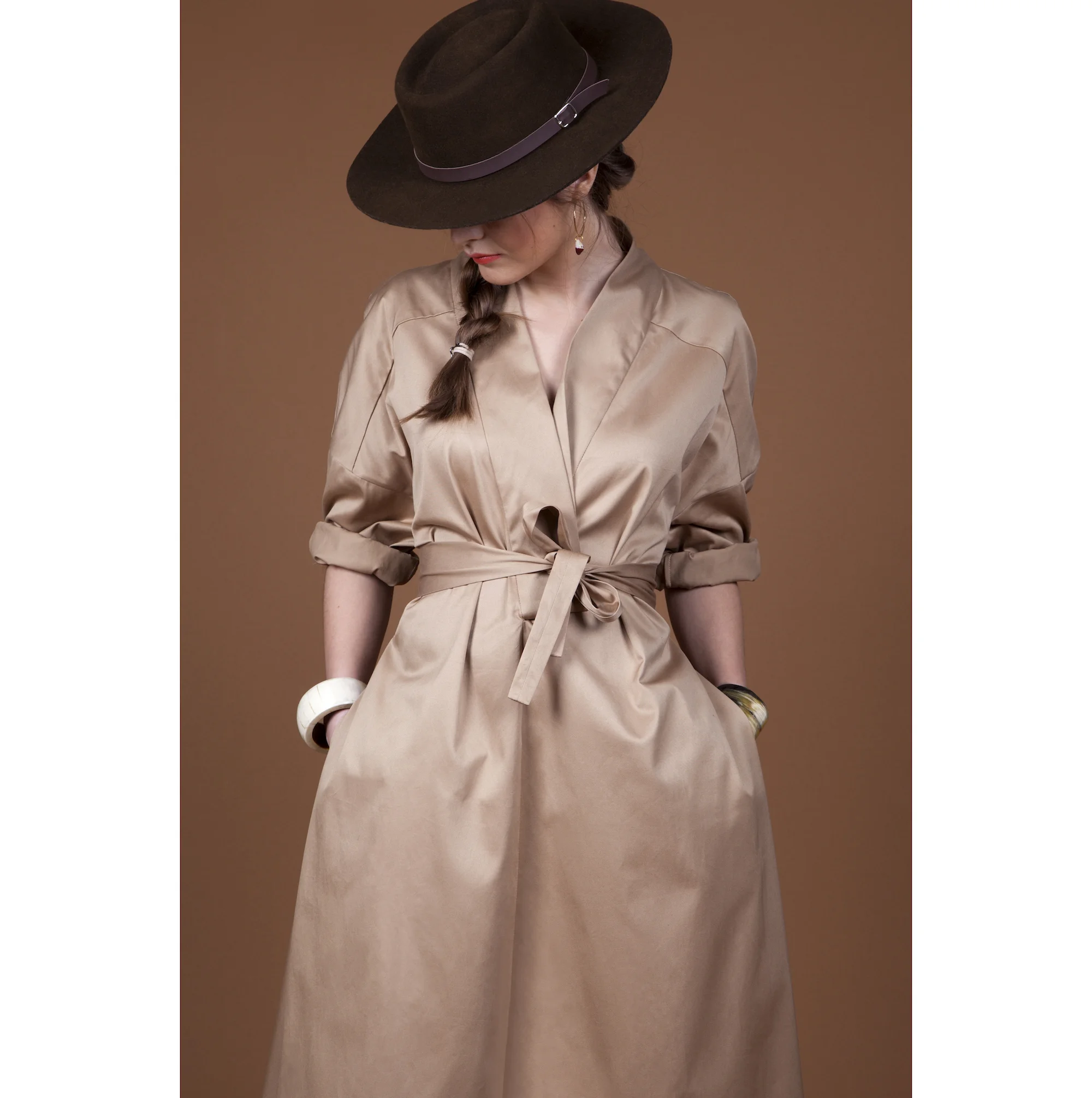 DP Robe beige tête baissée.jpg