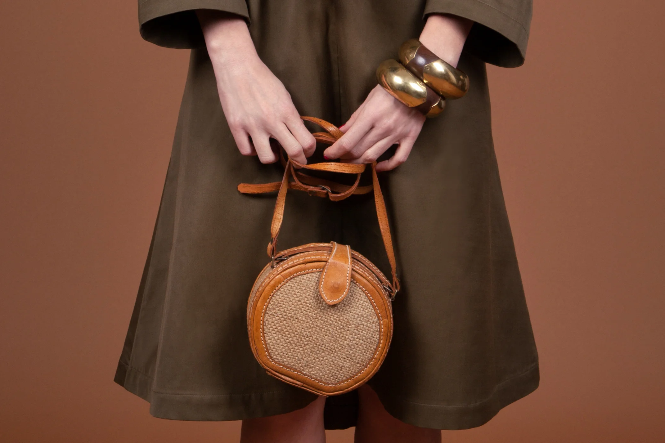 Robe kaki zoom bracelets et sac copie.jpg