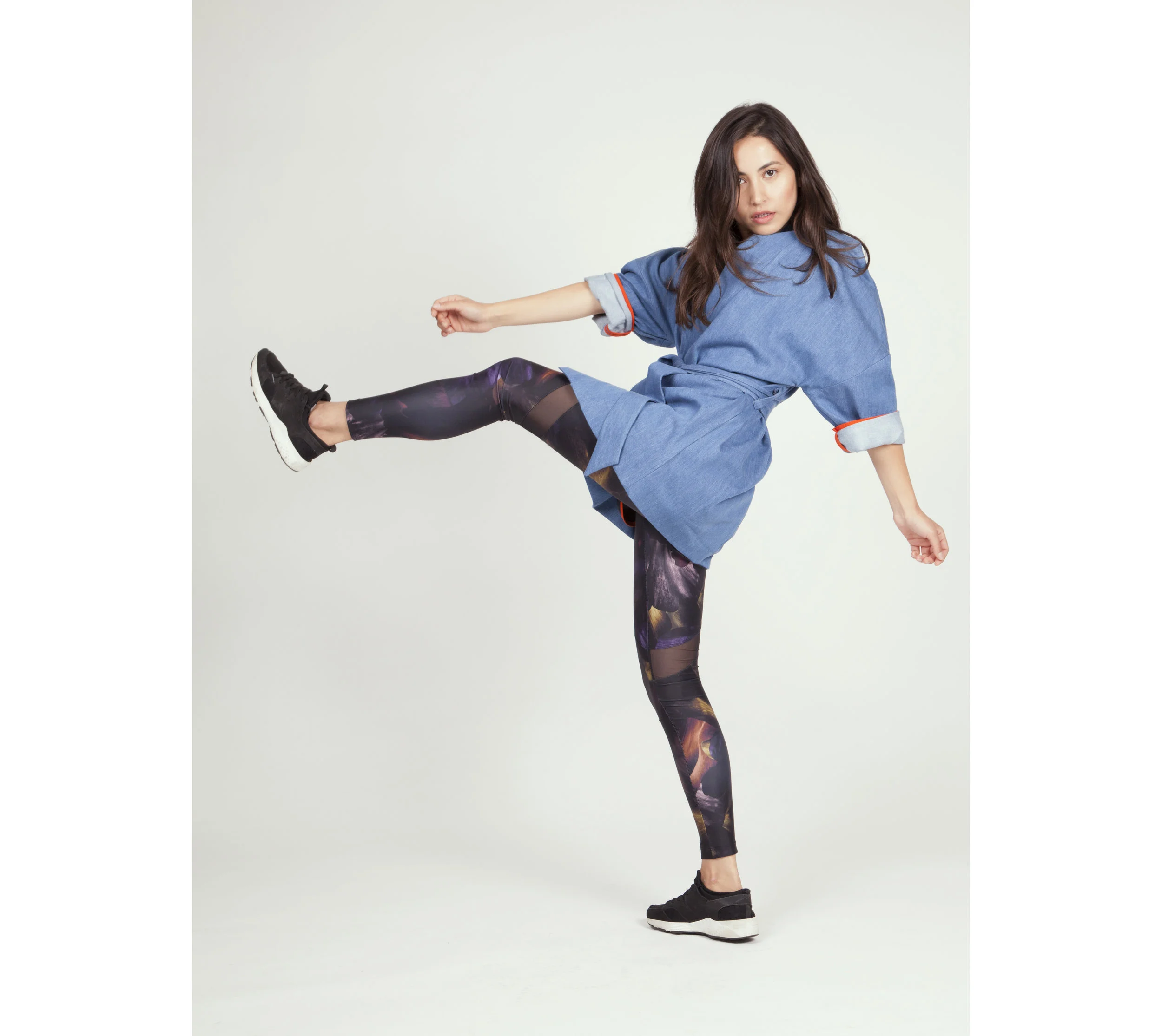 DP Kimono bleu jambe en l'air.jpg