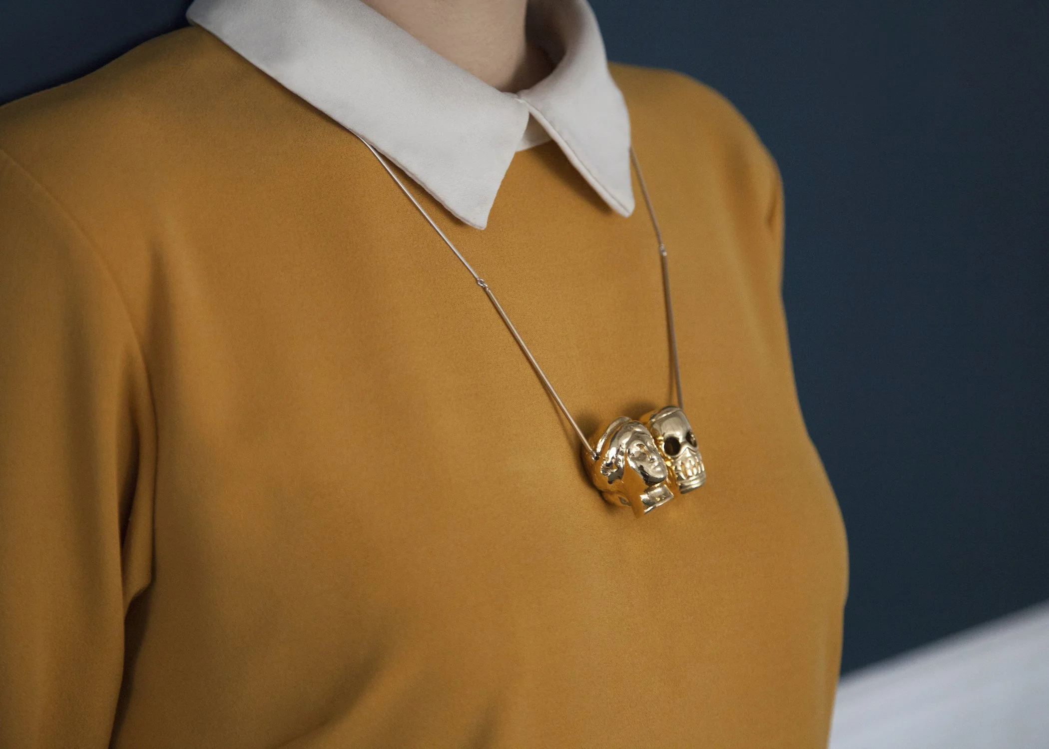 Collier Luz zoom robe moutarde copie 2.jpg