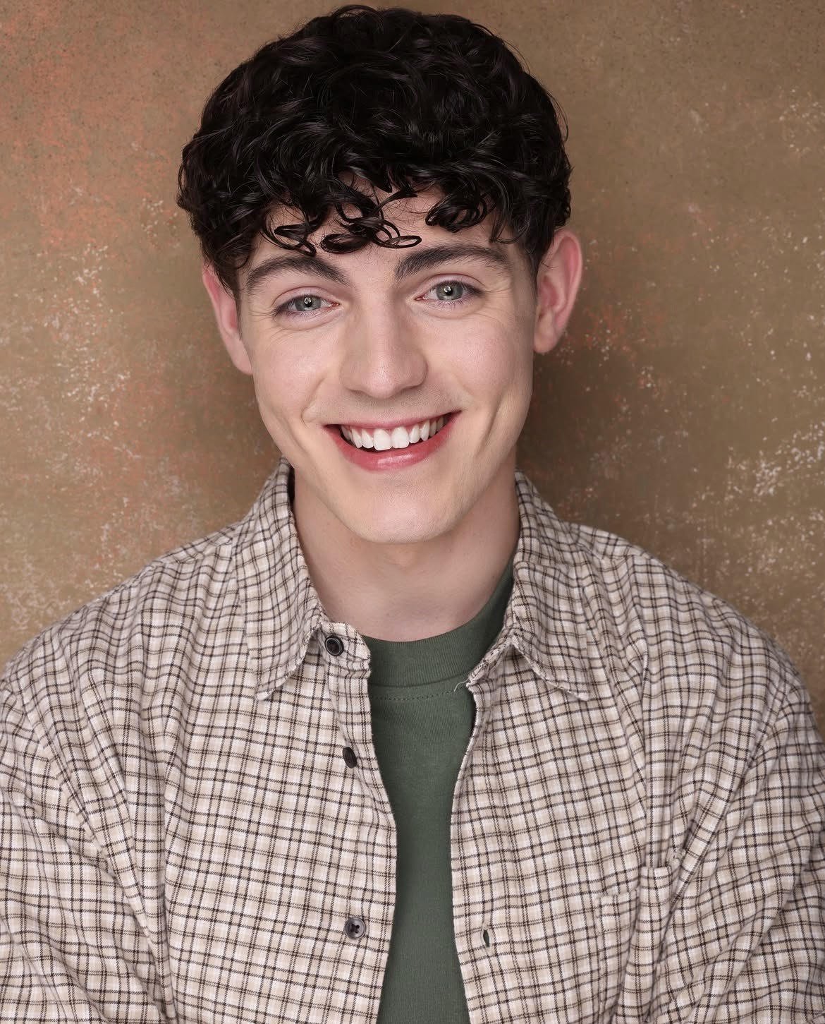 David Daniel Offner as Oisin Looney