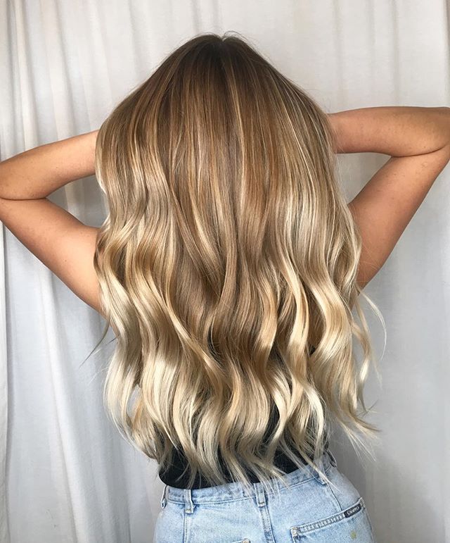 Oh hey blondie 👸🏼. Book with @hairbyabby.sbs at either one of our locations.
.
.
#balayage#blondebalayage#longhair#charlestonbalayage#charlestonhair#charlestonblonde#charlestonstylist#mountpleasantsalon#mountpleasanthair