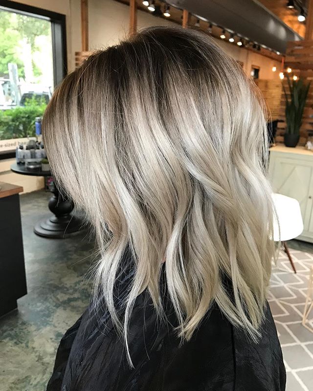 We’re obsessing over this icey look brought to you by @hairbynikkijt !! Book with her at either one of our locations.
.
.
#iceyblonde #rootyblonde #charlestonblonde #weekendready #westashleysalon #blonde #blondeonpoint