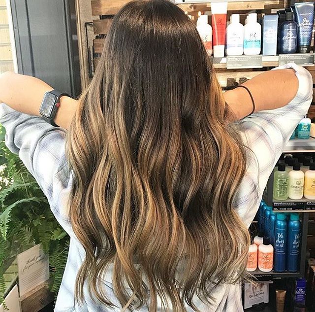 Color melts with a soon to be cloudy ⛅️ sky. Book with @aarikamariehair at our mtp location.
.
.
#colormelt#balayage#burnettebalayage#charlestonhair#mountpleasantsalon#mountpleasanthair#charlestonbalayage#charlestonartist