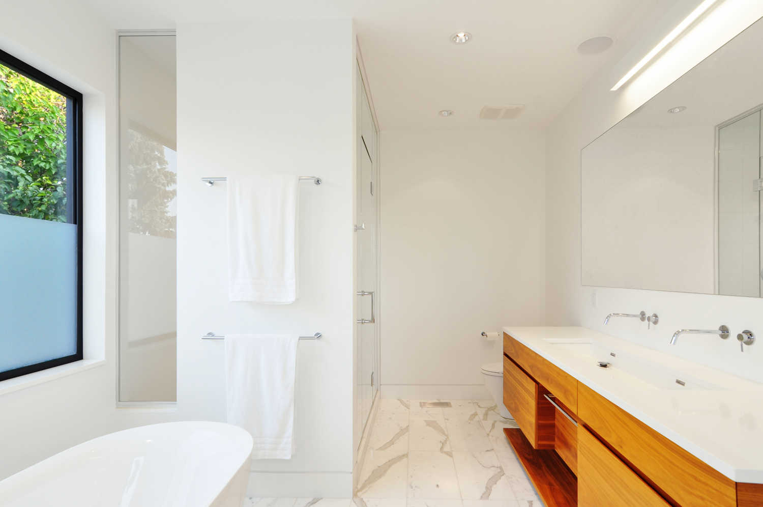 21-ensuite 2.jpg