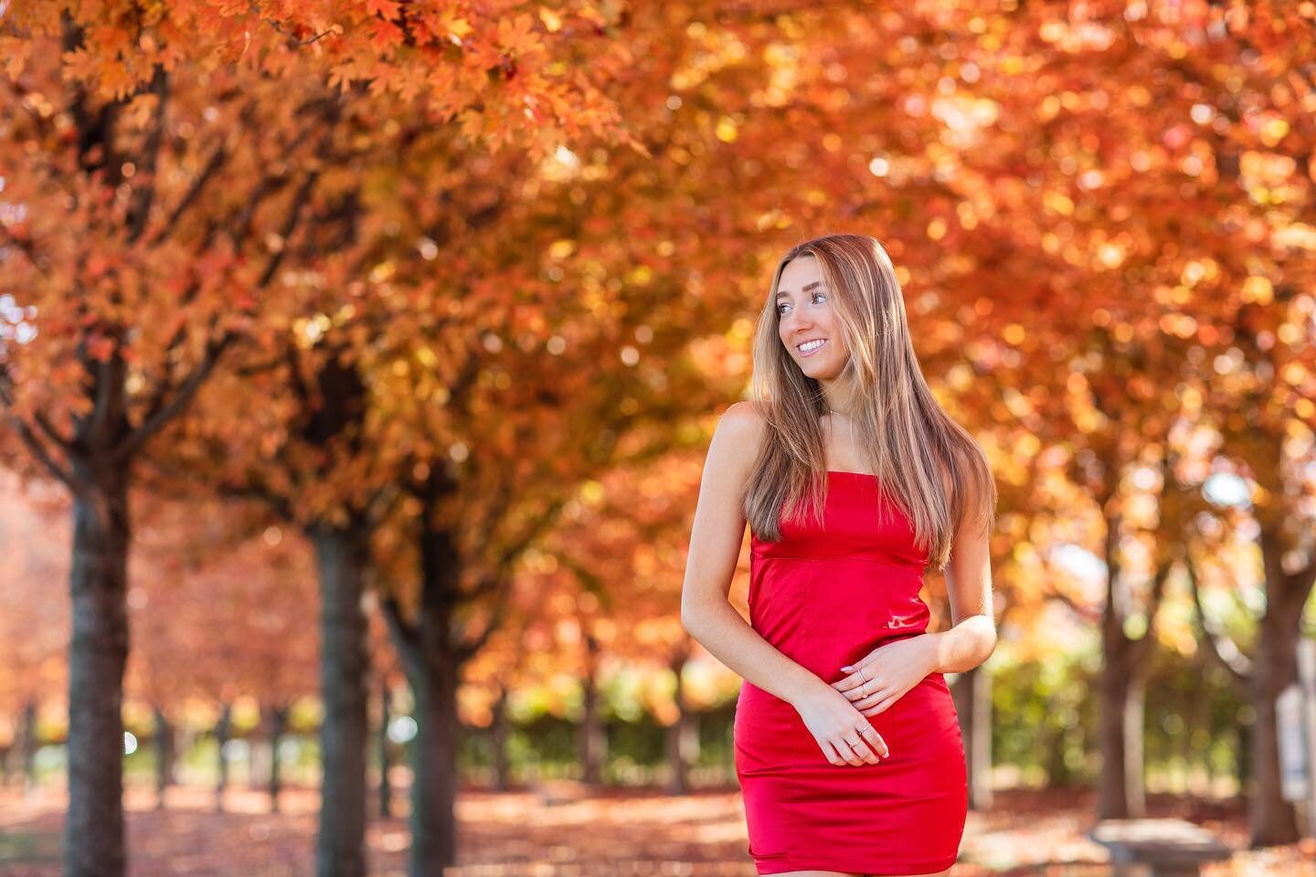 Sweet Caroline ✨ 
The PERFECT day🍁 

#seniorsunday #seniorpictures #stlouisphotographer #stlseniorphotographer #kirkwood