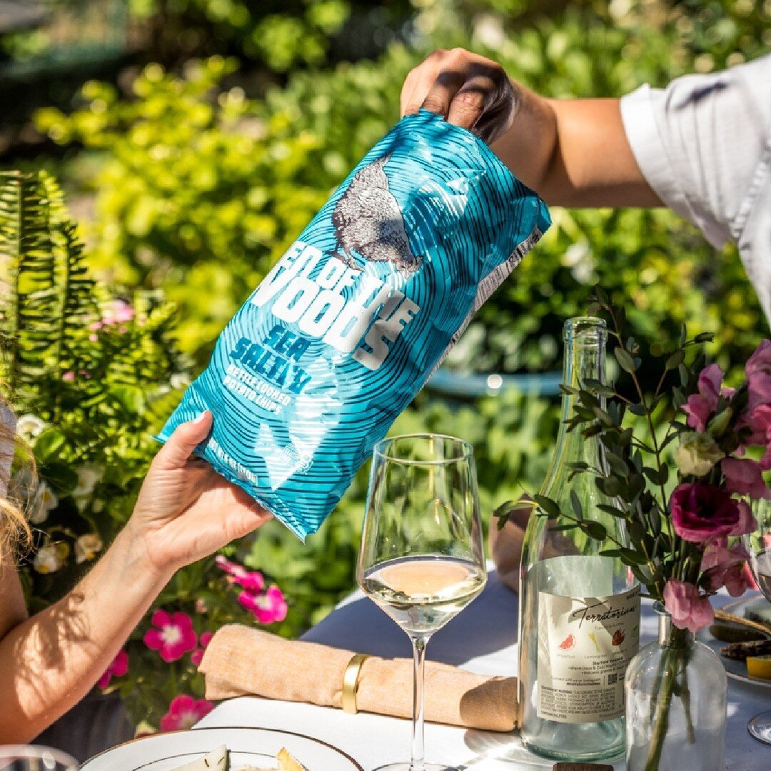 Making the most of this glorious weather - who doesn't love a garden party with charcuterie, chips and chardonnay?🧀🍷