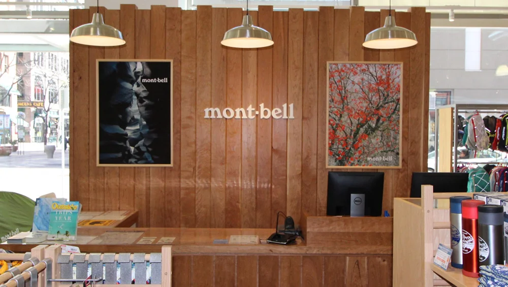 Montberll front desk thumb.jpg