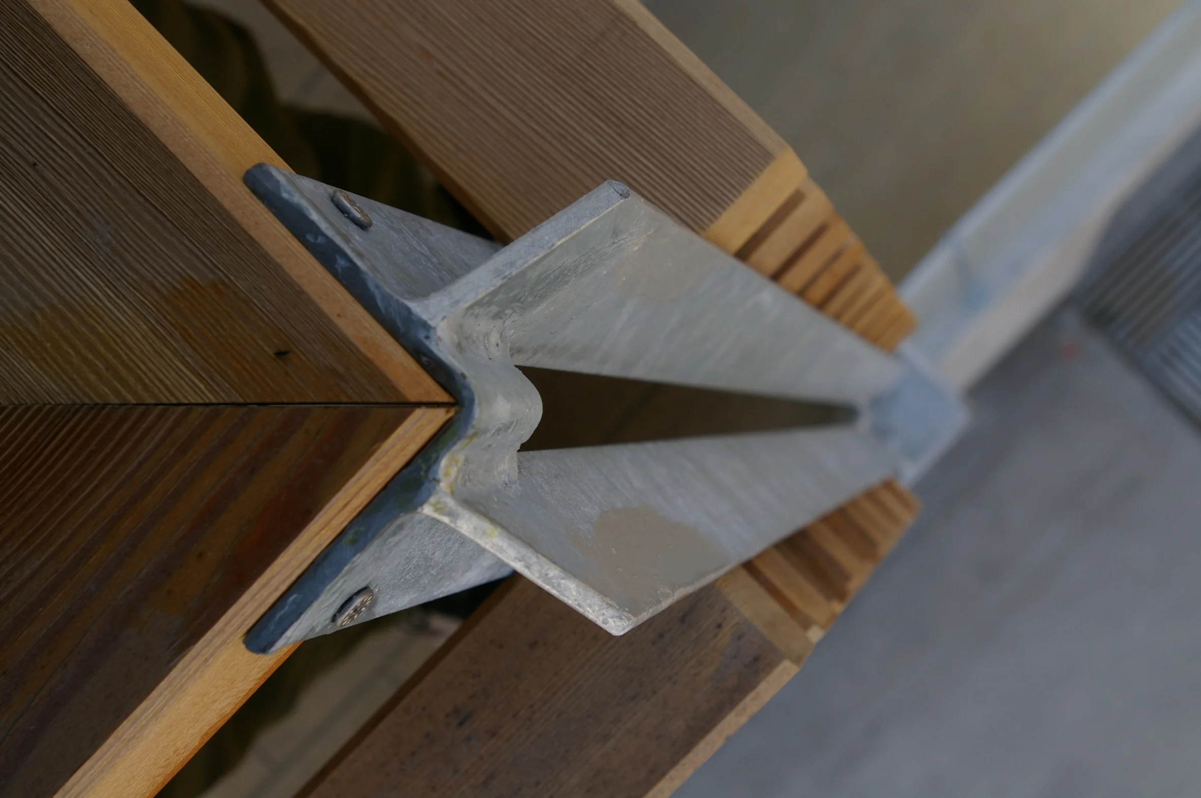 Particolare del parapetto in legno e acciaio