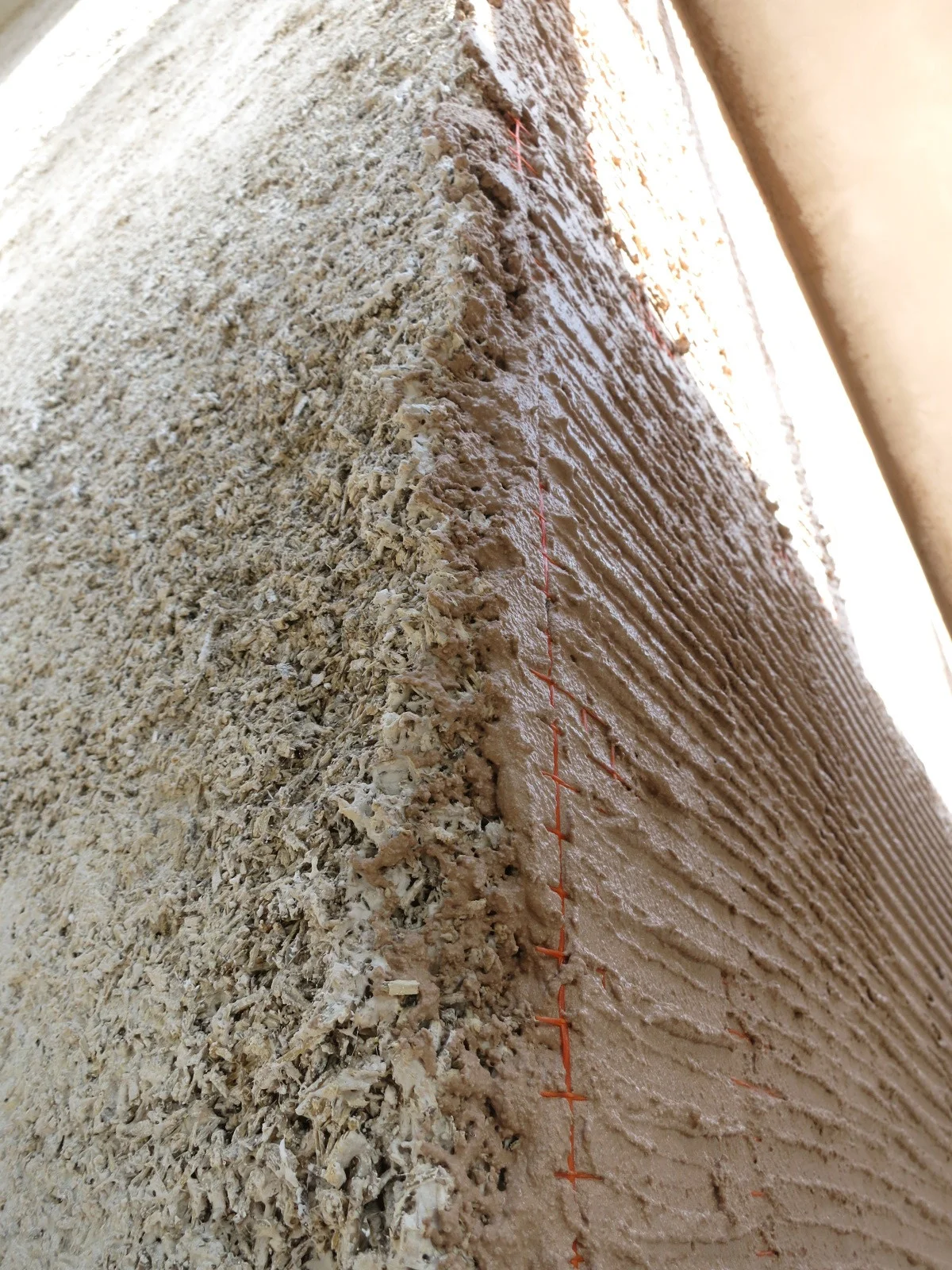 Particolare del cappotto in calce e canapa intonacato a calce naturale