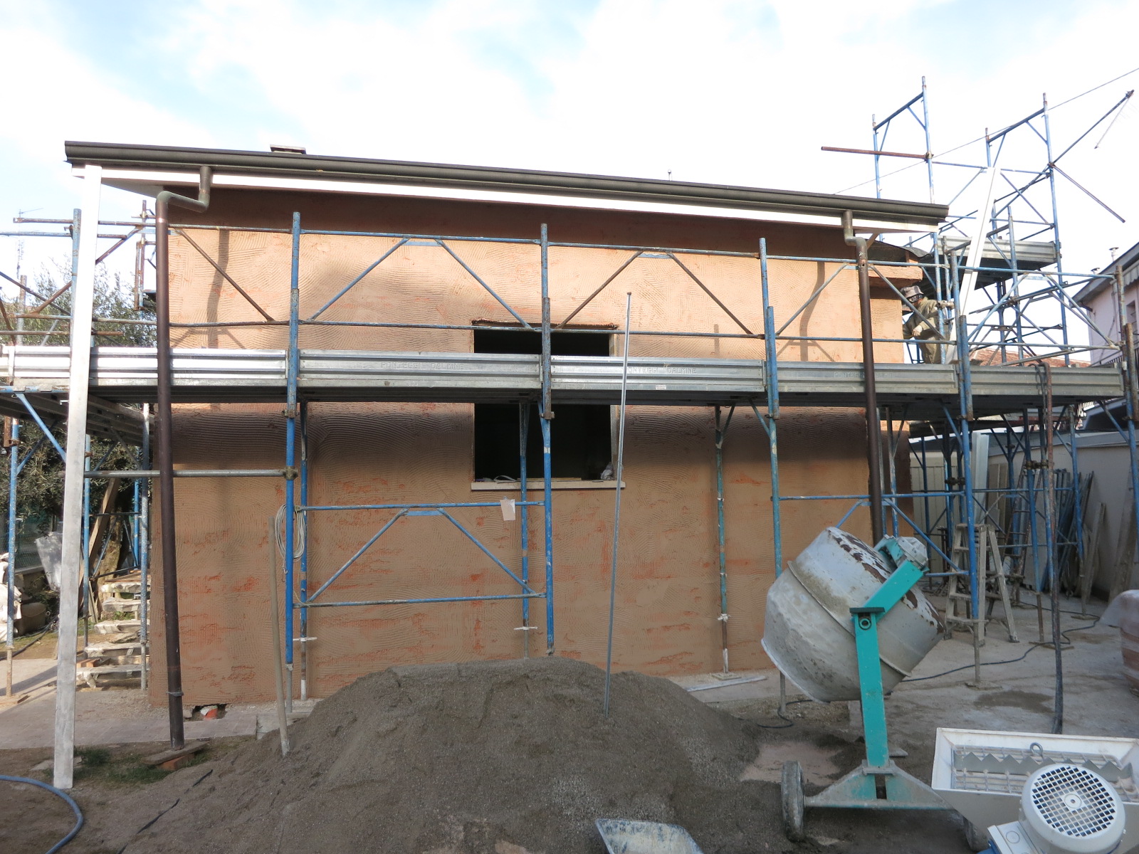 Prospetto intonacato a calce con stesura di rete 