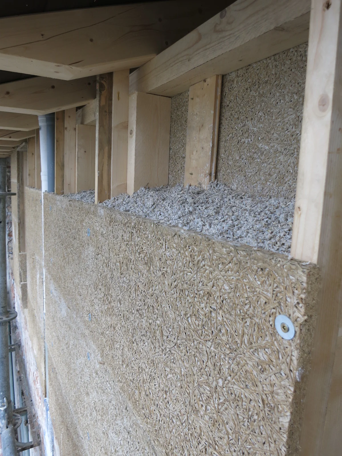 Fase di cantiere del riempimento di calce e canapa