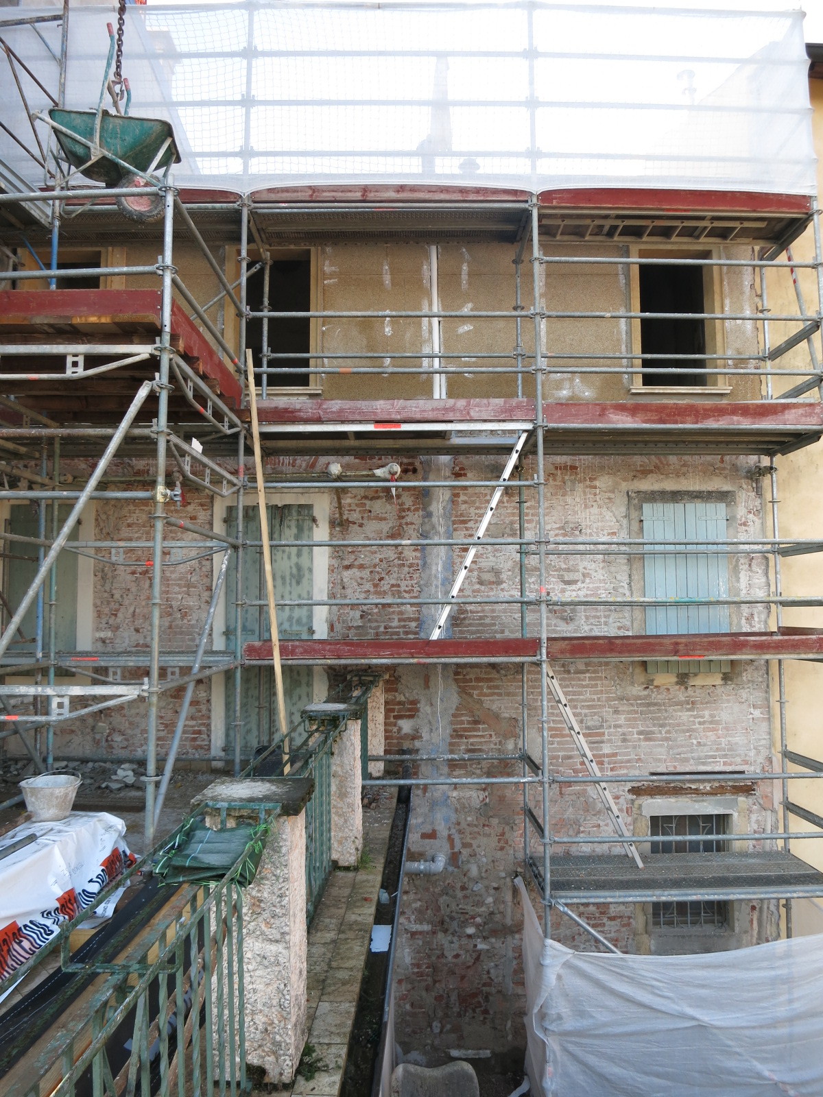 Intervento di ristrutturazione su facciata esistente con calce e canapa