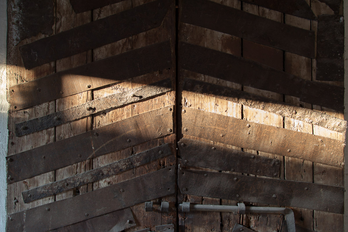 Dettaglio di una porta in legno e ferro