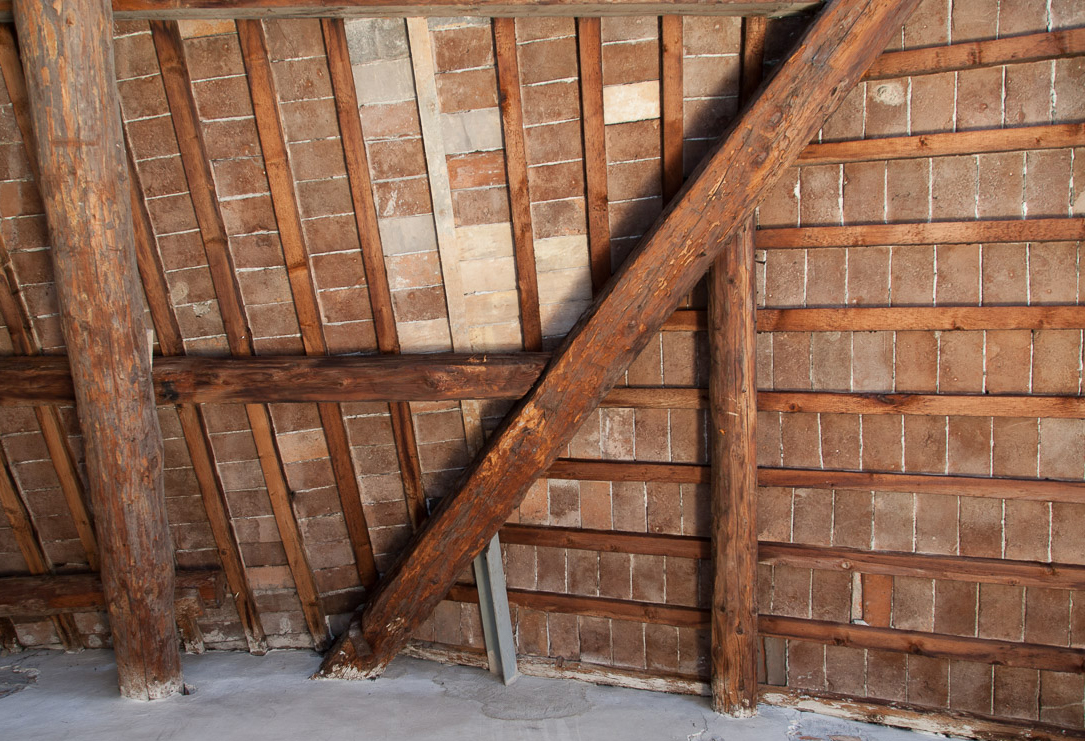 Il tetto in legno e tavelle dopo il restauro