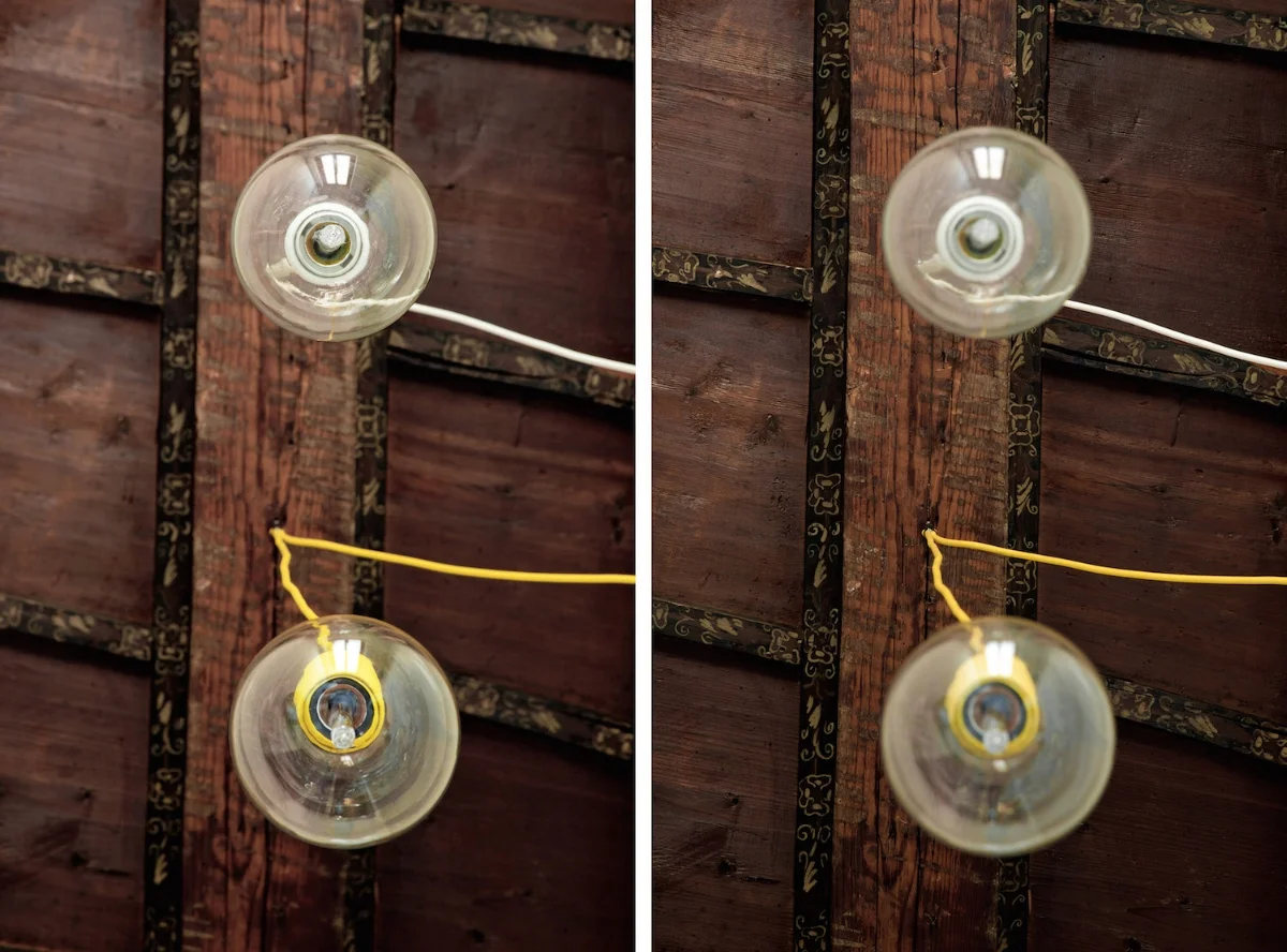 Dettaglio del soffitto in legno e delle lampade