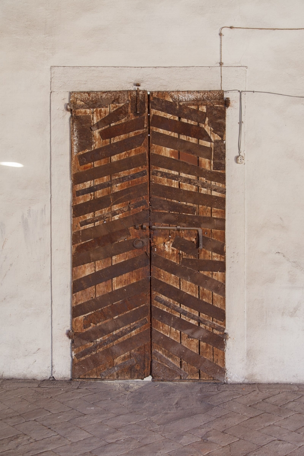 Dettaglio di una porta in legno e ferro