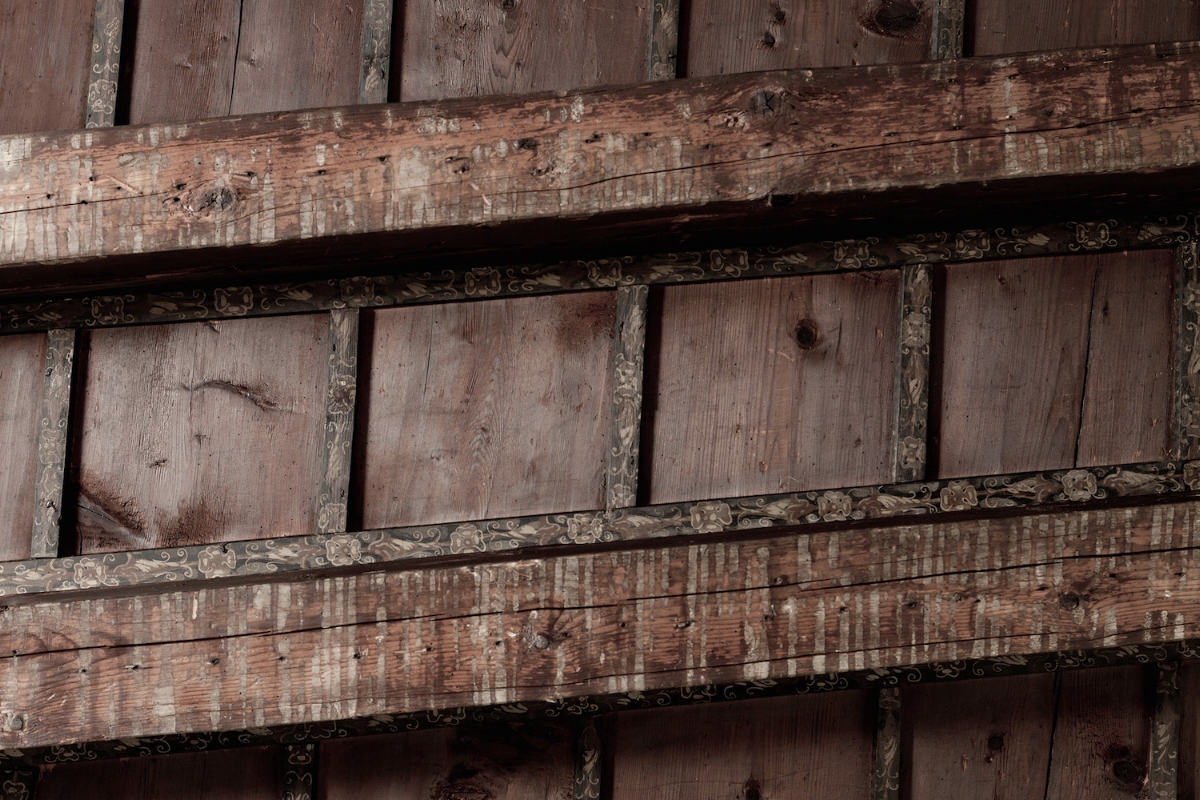 Dettaglio del soffitto in travi di legno decorate