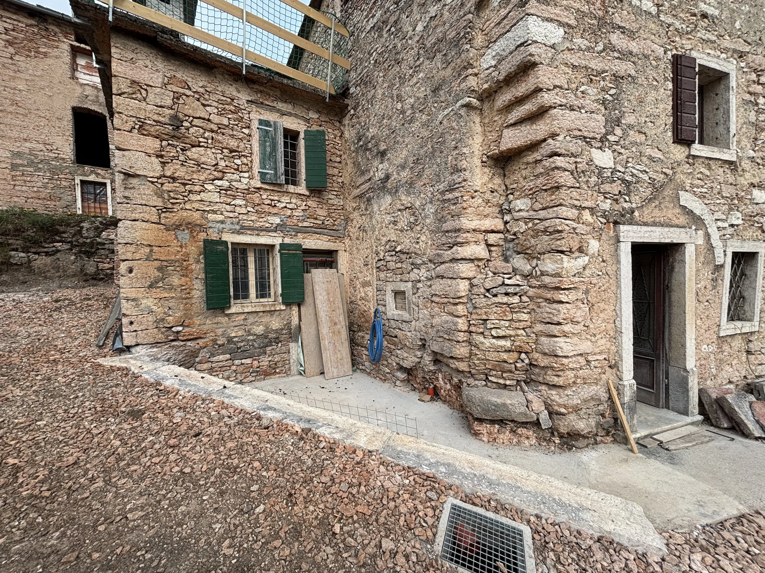 Ristrutturazione di una porzione di contrada della Lessinia