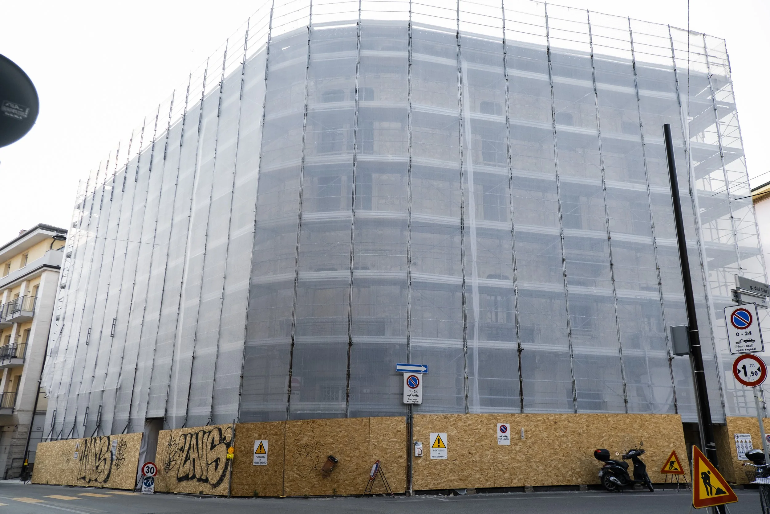 Demolire o Conservare? La Guida Definitiva per Ristrutturare il Tuo Vecchio Edificio Senza Perdere l'Anima (e il Portafoglio)