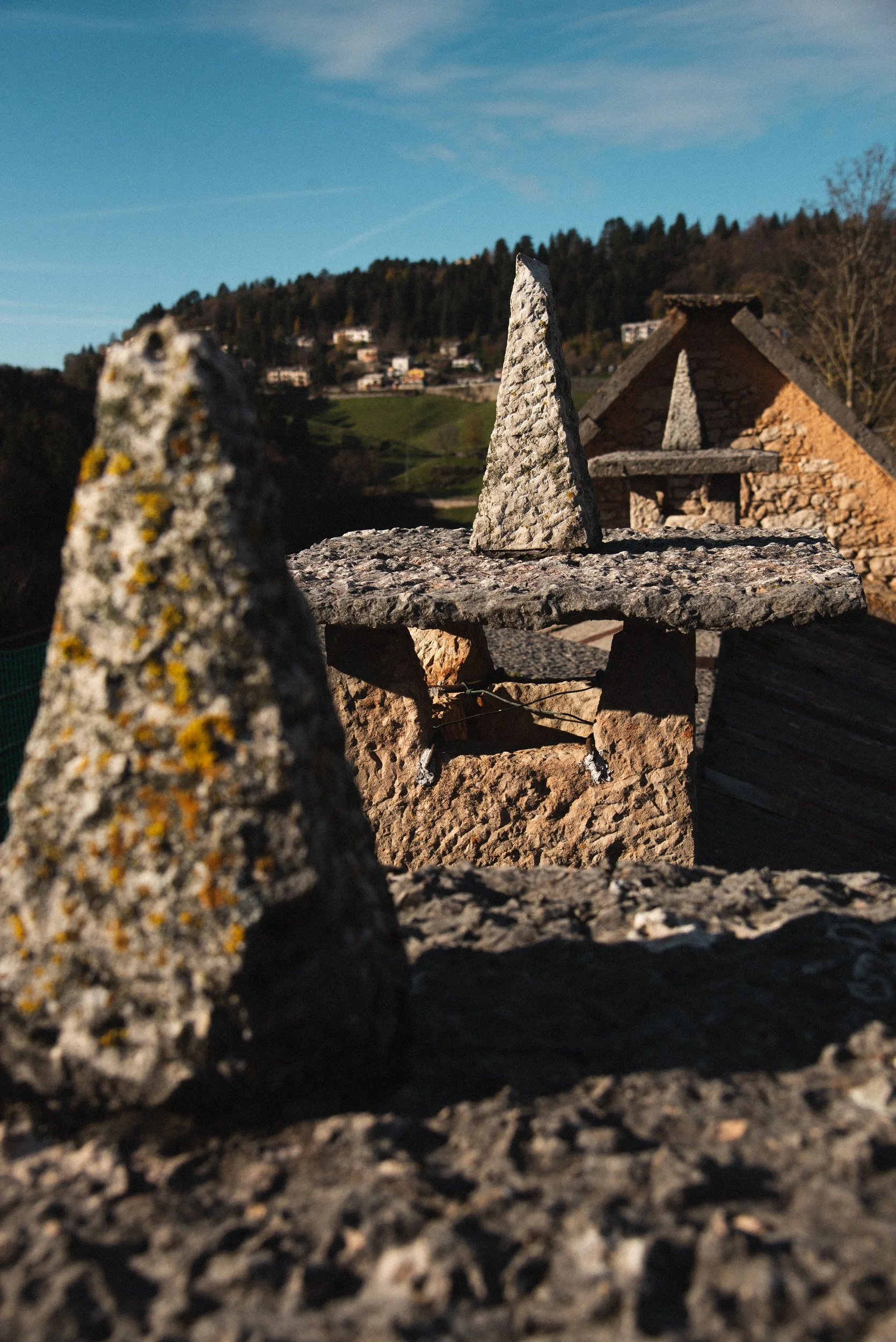 Architettura Alcalina: Perché Argilla, Legno e Calce Non Sono Solo Materiali da Costruzione — Sono Medicina per il Corpo, il Cuore e il Cervello