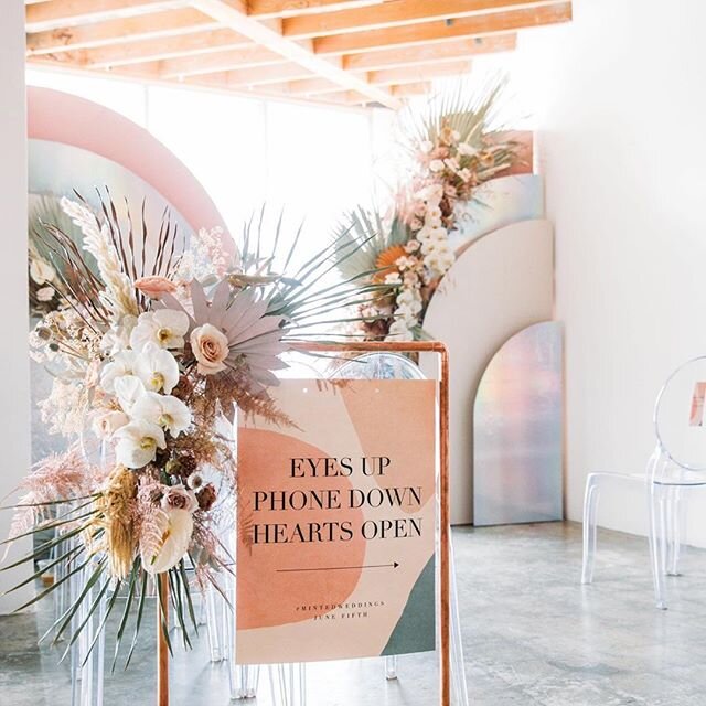 Anyone else OBSESSING over these backdrops?! We're taking our #protiptuesday from the amazing @backupbackdrops who put together this launch party for @mintedweddings! Head to their page to learn more about this event and how they styled it to perfect