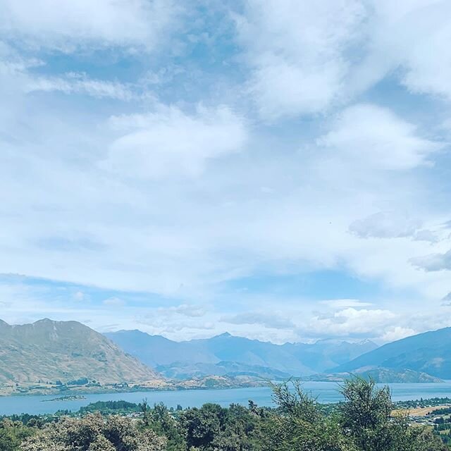 This view though #heaven 🙌 New Zealand is such a special place. I love coming here to see family and friends and also get the perks of being in the outdoors everyday and working out at my sister @prairiepritchett studio @thebodygarage ✨