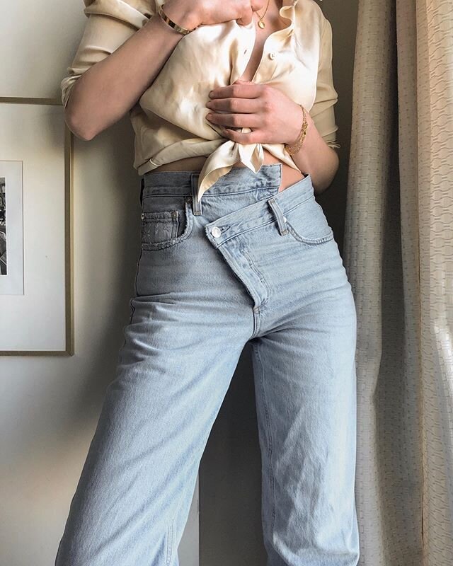 A visual representation of my current state: a little off, but like, doing it with style??? 🙃👖Wearing my favorite tipsy-turvy denim by @agolde via @nuuly