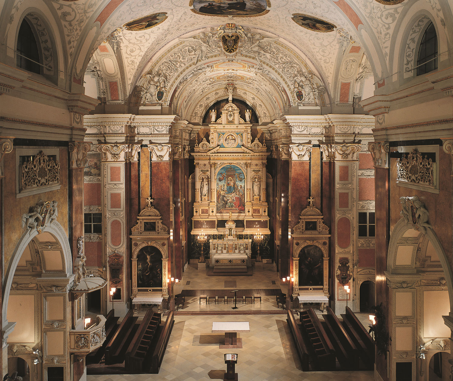 Schottenkirche wien: Gesamtansicht des Presbyteriums nach der Restaurierung