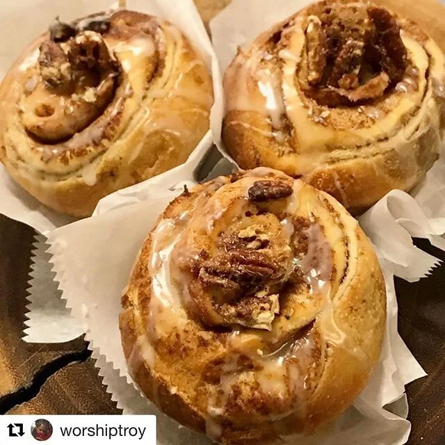 @worshiptroy baked off the cinnamon rolls this morning and they look 💯. Available on Grubhub/ Seamless and Caviar! Pairs purrfectly with one of our savory Stackhouse entrees like the #chickpea asparagus #omelette or Scram Slam breakfast sammy. We lo