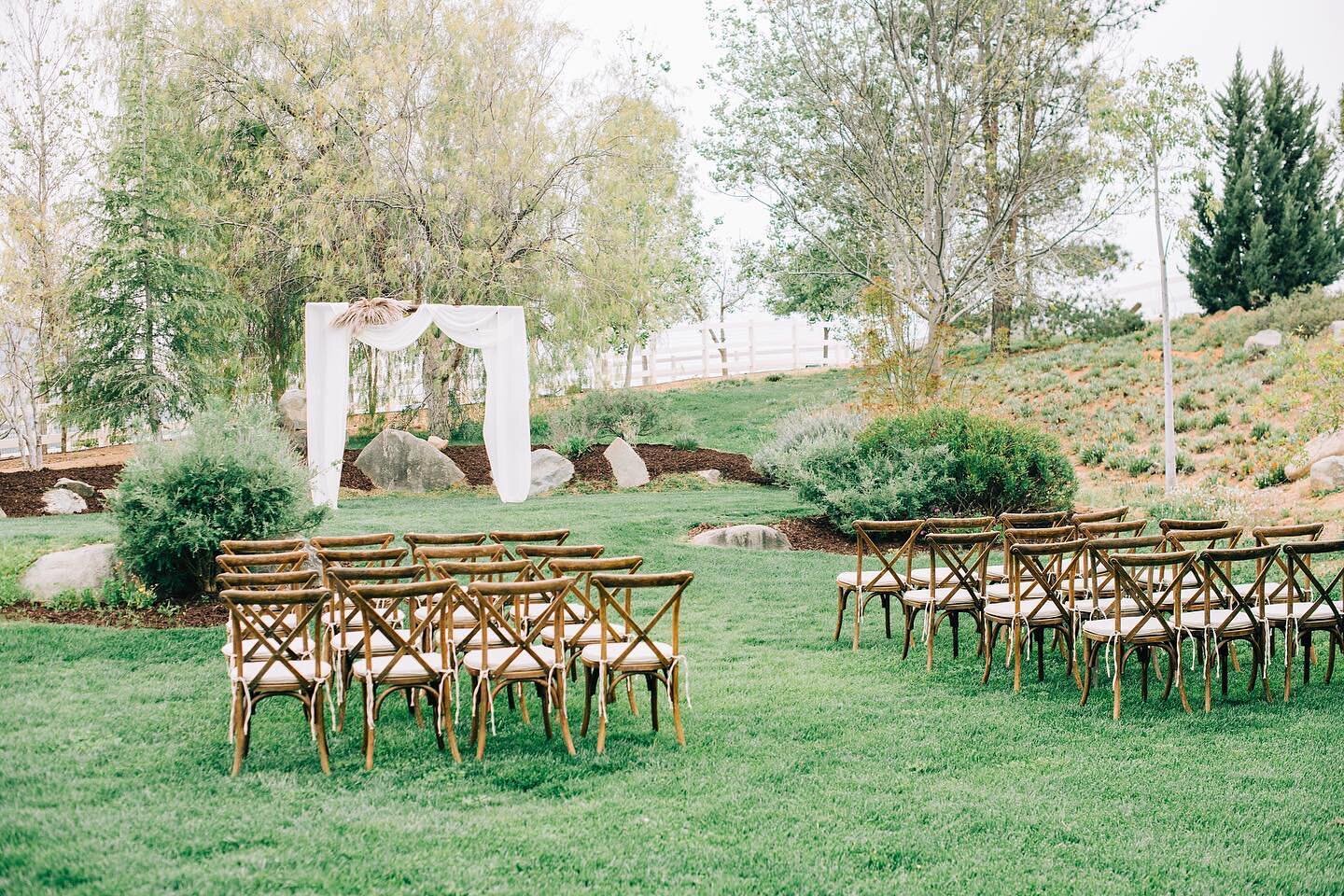 Spring ceremony vibes, just in time for Summer! 😆 Spring is my favorite wedding season (our anniversary is this month!) but I&rsquo;ll be honest, I missed our Spring season this year&hellip;feels like we had an extended cold, windy and rainy winter 