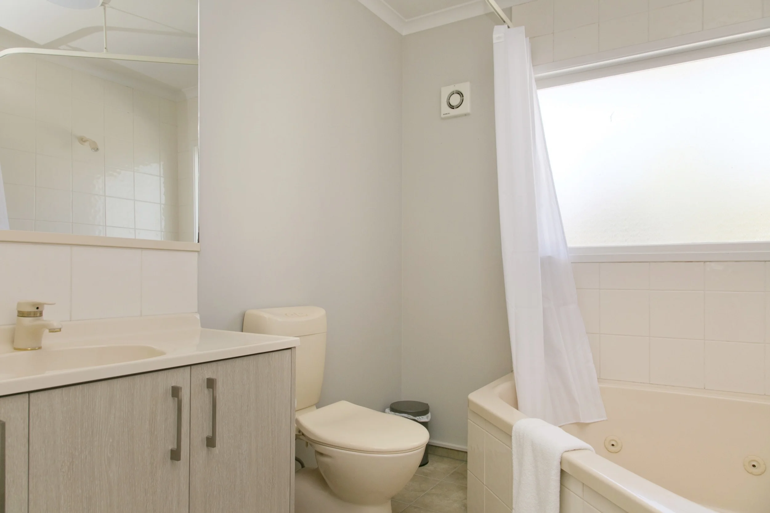 deluxe one bedroom bathroom-min.jpg