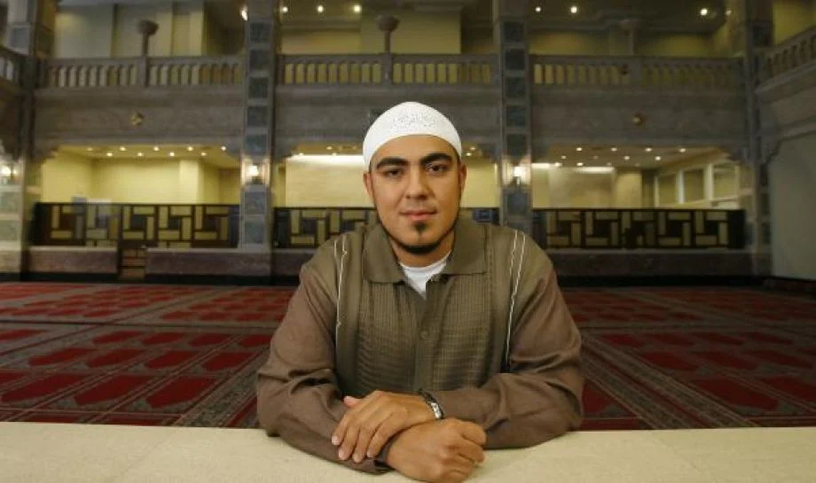 A new faith changes one man IN A NEW LIGHT New faith, changed man Mujahid Fletcher runs a nonprofit that produces multimedia items designed to educate Latino Muslims about Islam. LINDSAY WISE, Copyright 2008 Houston Chronicle Published 5:30 am, Friday, June 13, 2008