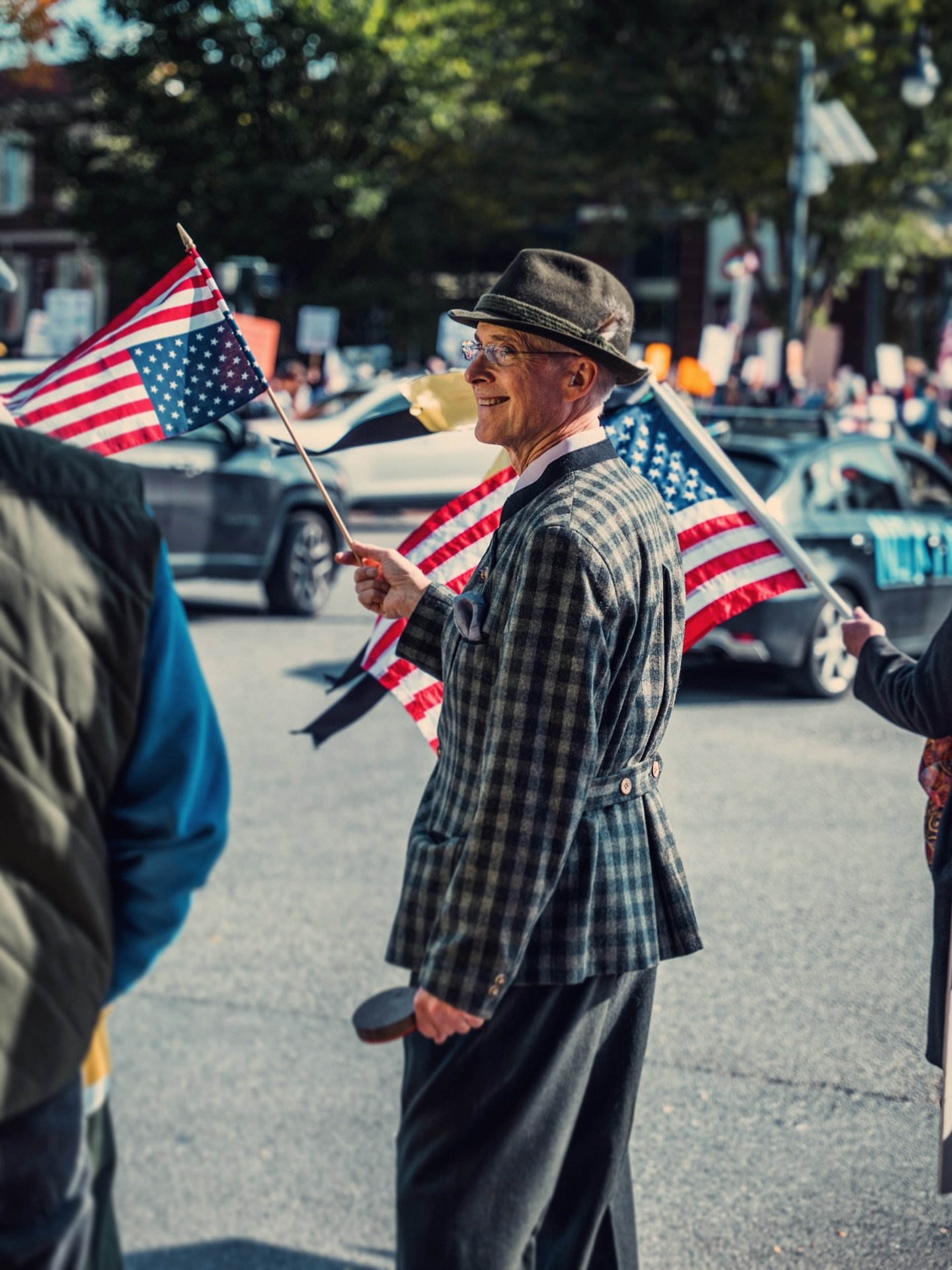 𝚄𝚙𝚜𝚝𝚊𝚝𝚎 𝙵𝚘𝚕𝚔: 𝚃𝚊𝚔𝚒𝚗𝚐 𝚊 𝚂𝚝𝚊𝚗𝚍 𝚒𝚗 𝚂𝚝𝚢𝚕𝚎

#NoKings
#GlensFallsNY
#UpstateFolk
#DocumentaryPhotography
#StreetPortrait
#ProtestPhotography
#NoKingsProtest
#AmericanFlag
#UpstateNewYork
#EverydayAmerica
#VisualStorytelling
#C