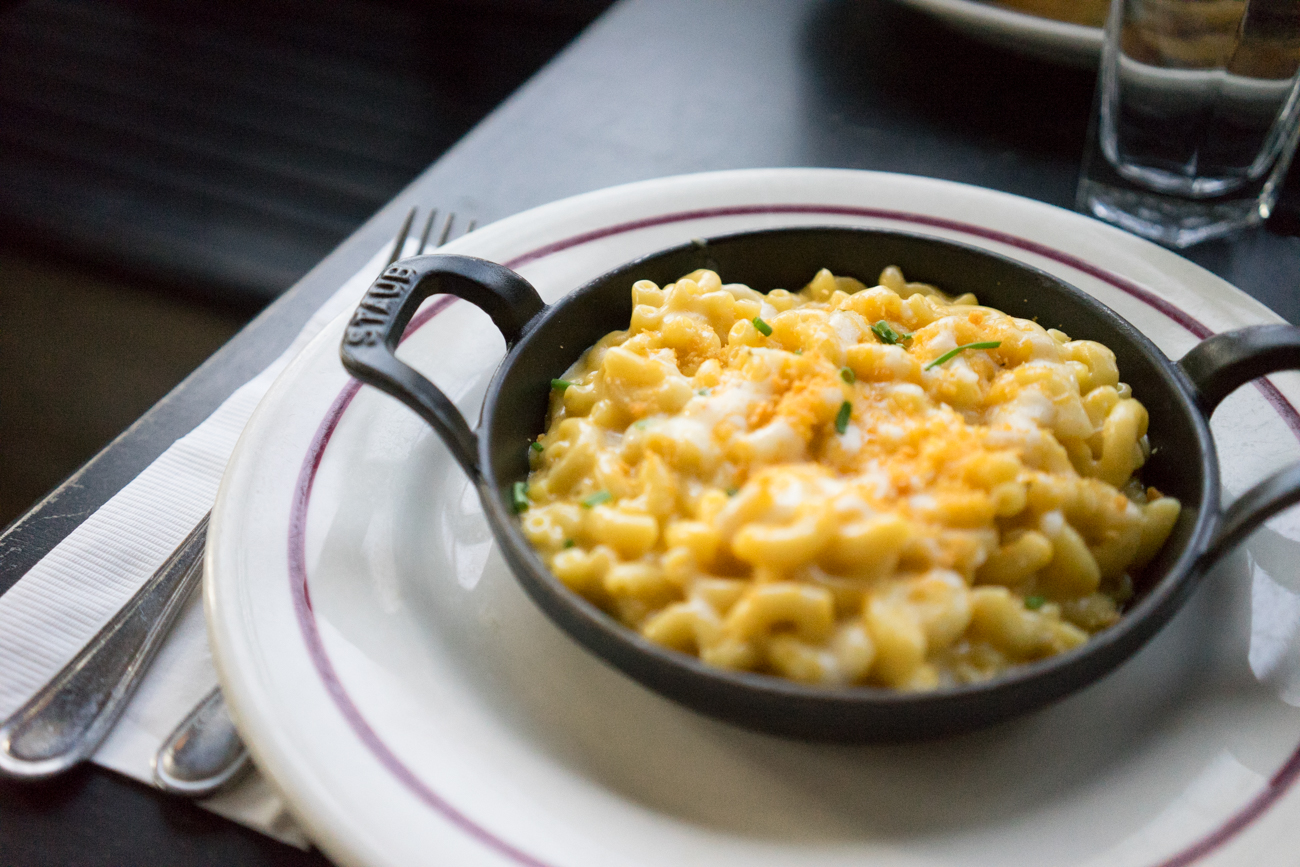 the food has arrived! presentation on the mac & cheese did not disappoint, it tasted even better than it looked