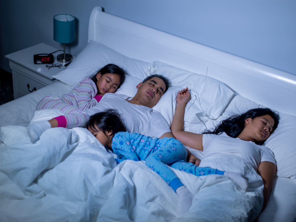 Сон всей семьи. Семья на кровати. Спящий человек.
