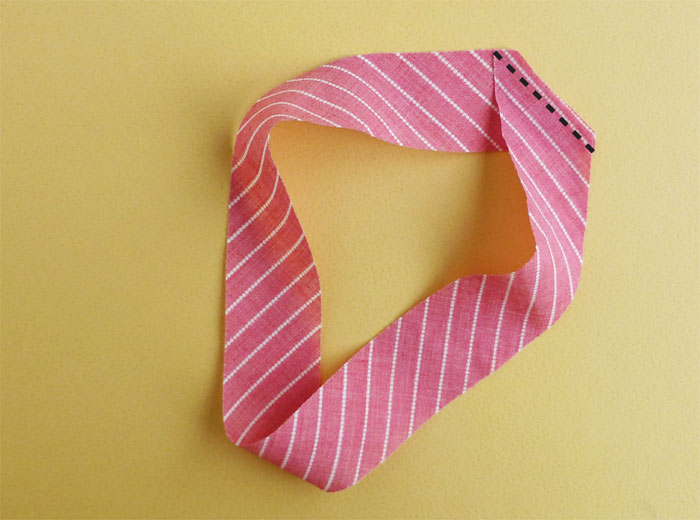 how-to-finish-an-armhole-with-bias-binding_6