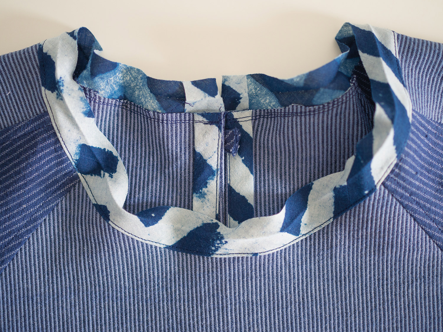 The Collins Top Sew-along : Binding the neckline — In the Folds