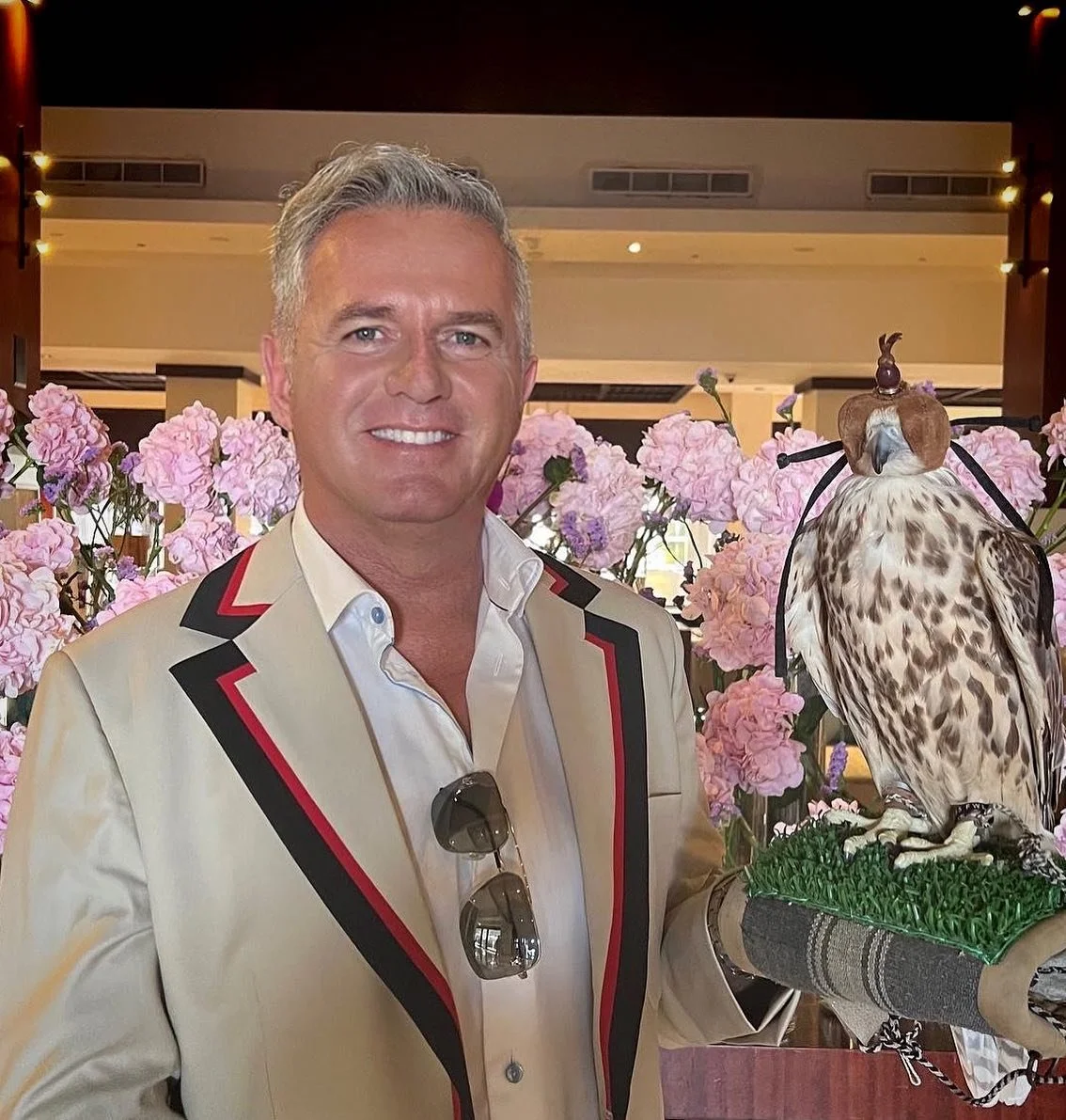 Feeling very regal with this beautiful bird of prey. #magiciandubai #magic #dubaimagician #dubaievents #uae