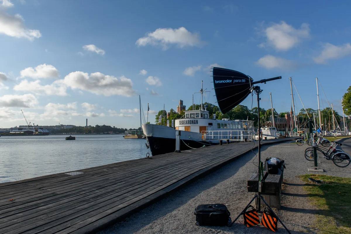 Behind the scenes, Karim is starting his run just behind the light stand over at the boat :)
