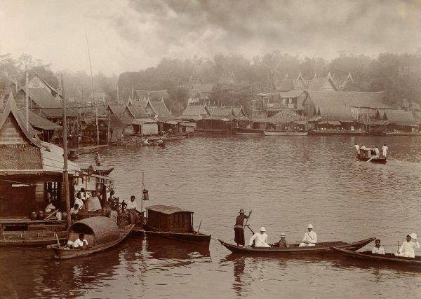 Schwimmende Häuser auf dem Fluss Chao Phraya, Bangkok in den 1930er Jahren.