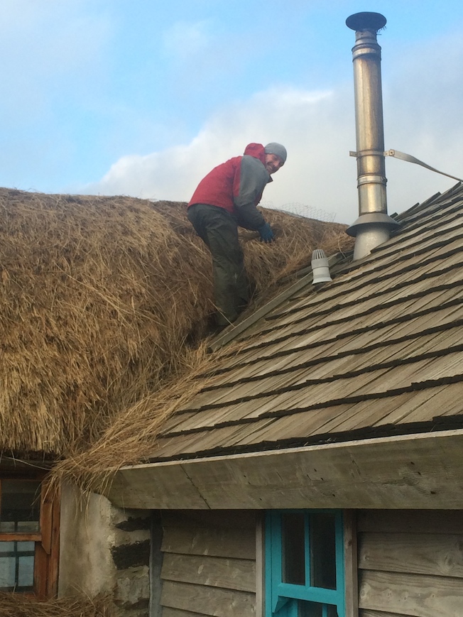A sunny thatching day at Lamraig cottage.