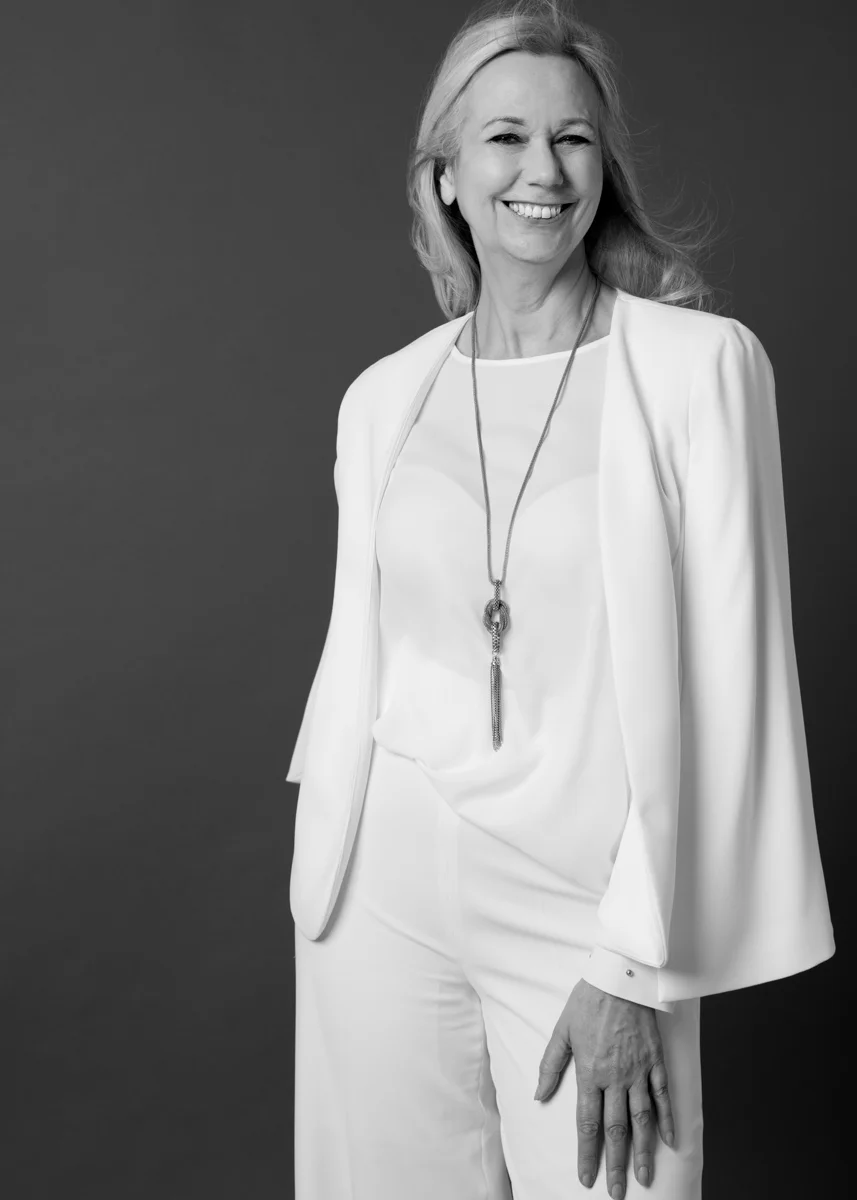 A PORTRAIT CHIC AND ELEGANT IN WHITE
