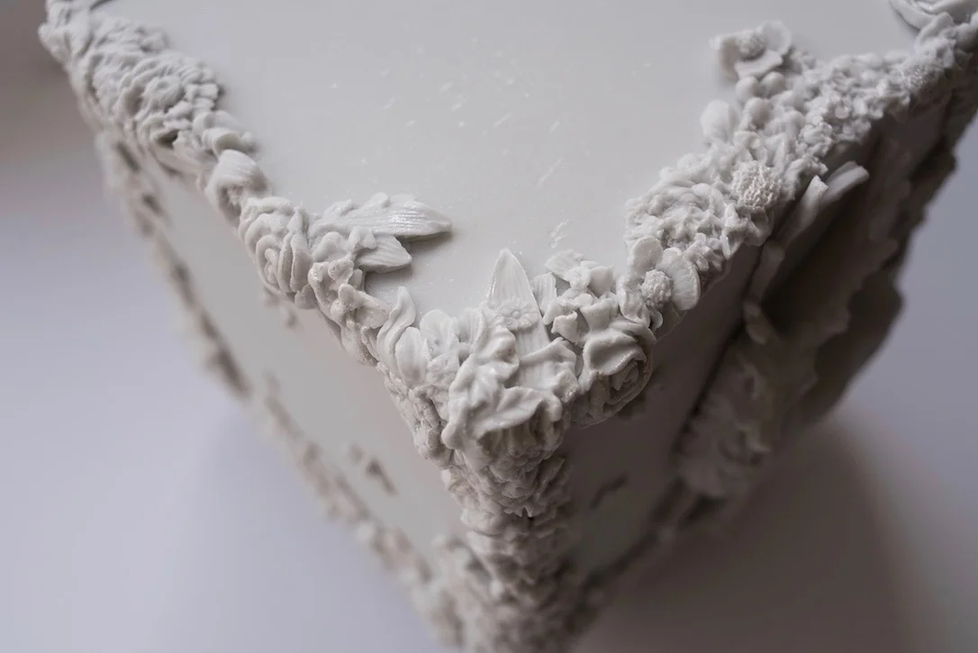 Bas-relief cube wedding cake