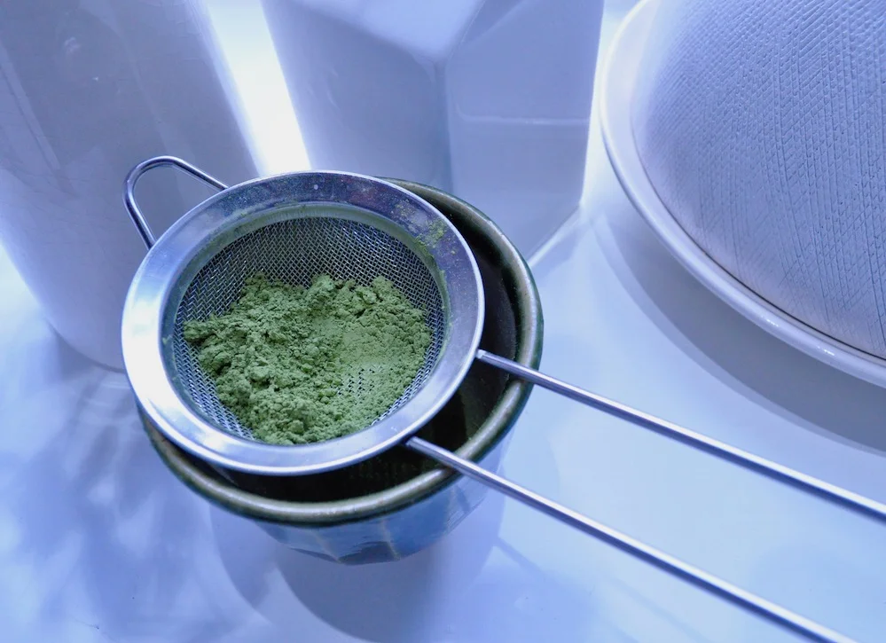 sonnda-catto-matcha-latte-sieve.jpg