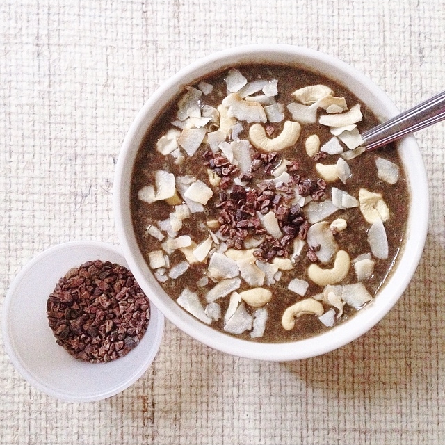 Bounty smoothie in a bowl (vegan): chocolate, coconut, cashew, tastes just like a Bounty bar!