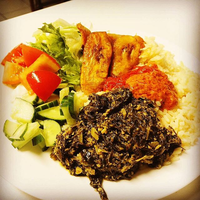 African Pots thursday vegetarian lunch with coconut rice, spinach sauce, mixed vegetables and tomato sauce, plantain and chili. African Pots torstai kasvisruoka! #vegetarian #lunch #lounas #ravintola #restaurant #african #africanpots #chili #plantain