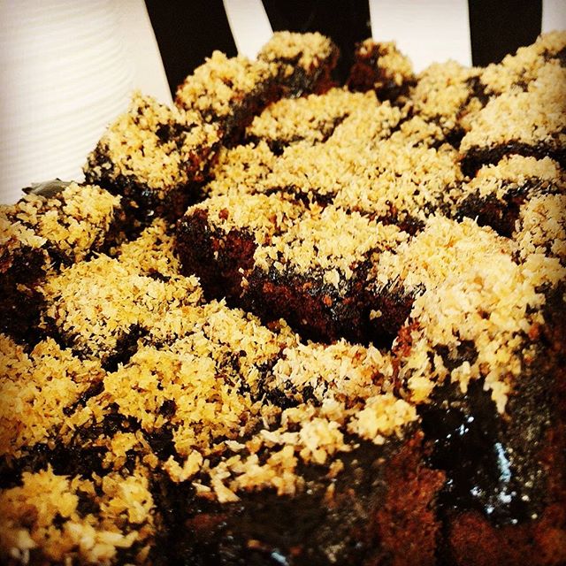 Today some delicious chocolate-coconut cake! Perjantaina tarjolla herkullista suklaa-kookoskakkua African Potsissa! #cake #chocolate #vegan #coconut #lunch #helsinki #suomi #finland #africanpots #instafood