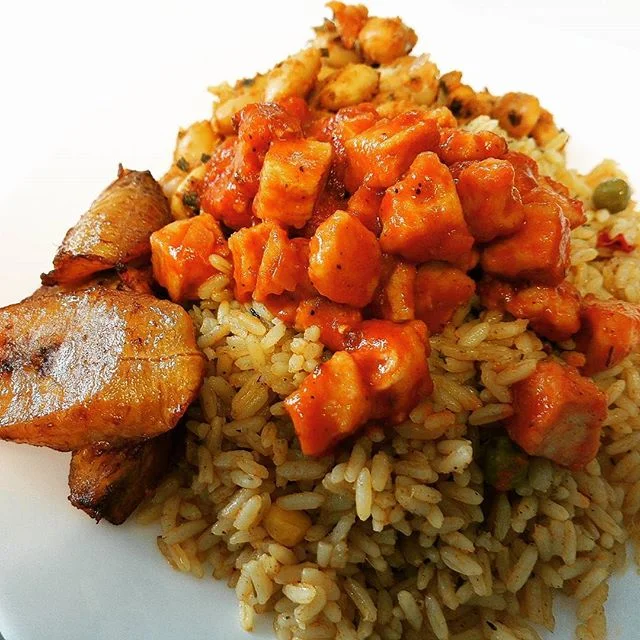 Perjantaina tarjolla oli muunmuassa kanaa ja paistettua riisiä sekä ruokabanaania, voipapuja ja paljon muuta herkkua. Friday we had delicious chicken cubes with fried rice, plantain and buttered beans! 😊 #lunch #chicken #vegetarian #plantain #helsinki #buffet #africa #finland #lounas #ravintola