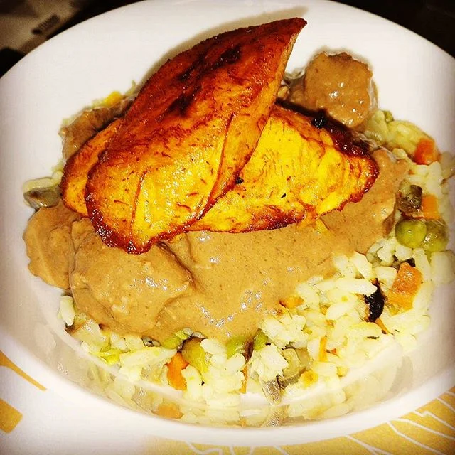 Wednesday lunch at African Pots! Keskiviikon lounasta African Potsissa. Nigerialaista paistettua riisiä maapähkinäkastikkeella ja paistetulla ruokabanaanilla. #africanpots #food #ravintola #lounas #africa #instafood #colors #helsinki #suomi